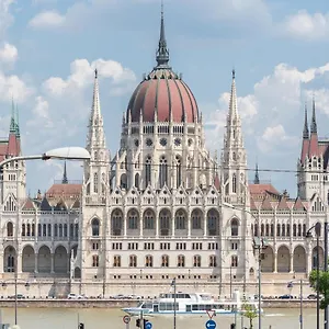 Apartment Bright With Parliament View, Free Parking, Budapest
